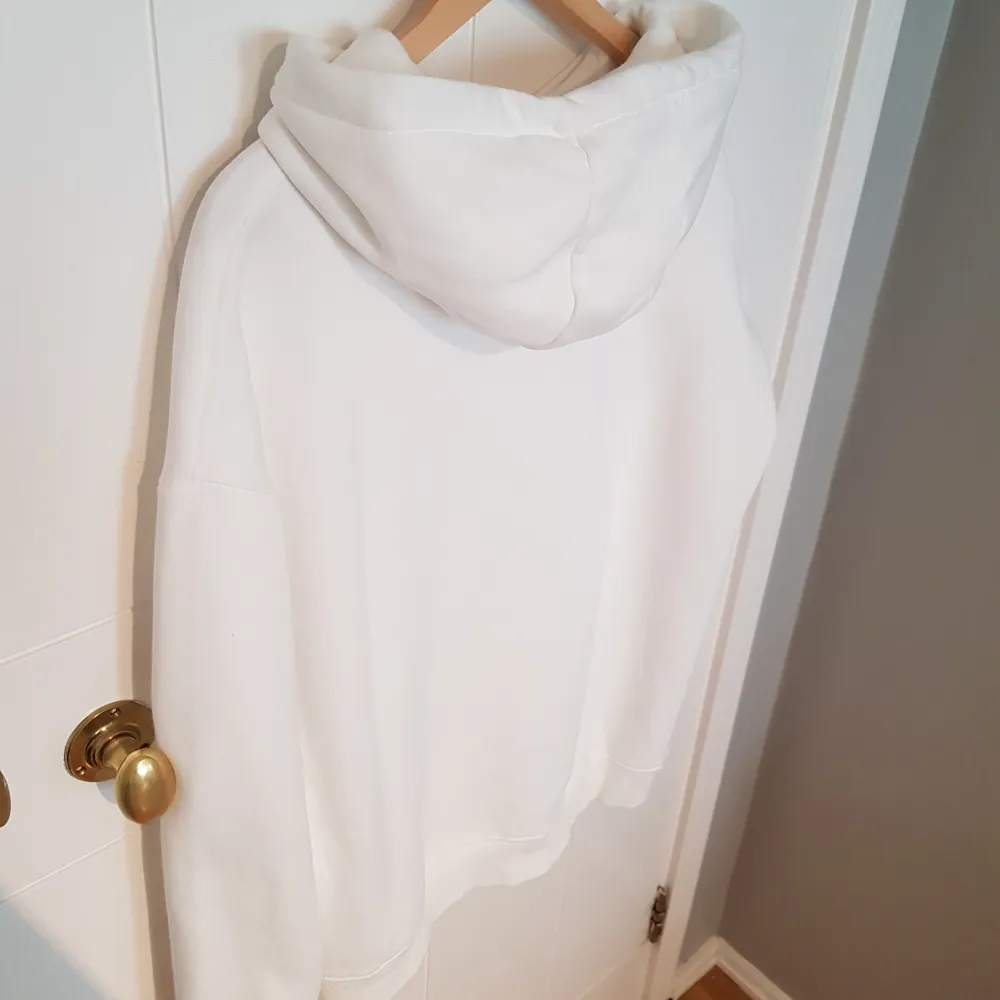 Oversized, vit hoodie från Nellys egna märke. Storlek XS. Nypris var 399 kr. Har endast burit den en gång och säljer den för att storleken var fel.. Hoodies.
