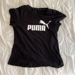Puma  - Säljer min puma tröja som har använts 3 gånger och är storlek S. Inga skador ren,fin och tvättat! Tar bara kontanter!! Och postar ej! Bara hämtning i Eskilstuna  