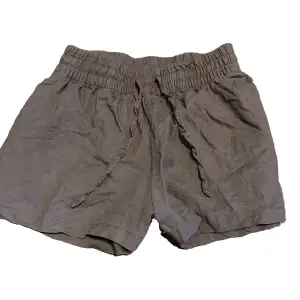 Beige/bruna linne shorts. Står storlek S men skulle säga att de passar som en M också💗