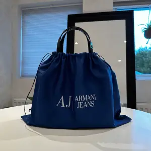 Armani väska i lack. Köptes i USA. Priset är förhandlingsbart 