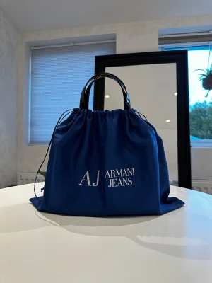 Väska - Armani väska i lack. Köptes i USA. Priset är förhandlingsbart 