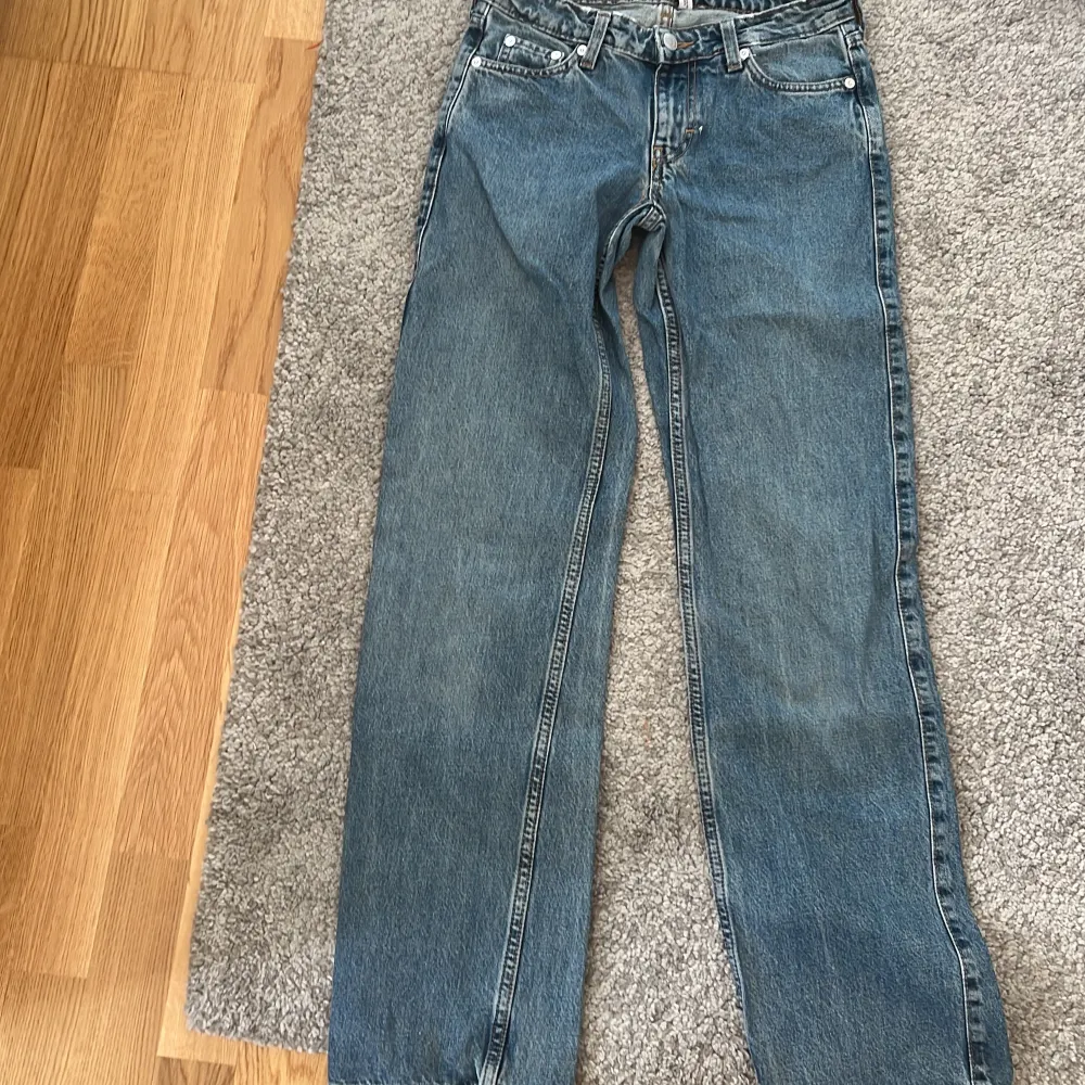 Hej säljer dessa snygg jeans från Weekday då dom är för små för mig. Dom är lågmodjade och lite vida och passar mig som är 170 och brukar ha storlek S . Jeans & Byxor.