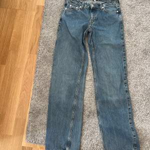 Hej säljer dessa snygg jeans från Weekday då dom är för små för mig. Dom är lågmodjade och lite vida och passar mig som är 170 och brukar ha storlek S 