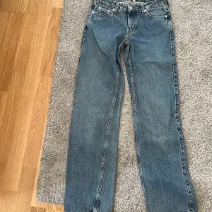 Hej säljer dessa snygg jeans från Weekday då dom är för små för mig. Dom är lågmodjade och lite vida och passar mig som är 170 och brukar ha storlek S 