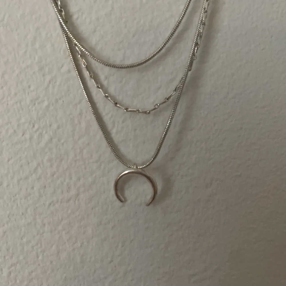 Layered halsband från H&M med ett smycke på lägsta raden. Lite längre halsband, passar perfekt till V-ringning. Använd fåtal gånger, bra skick.. Accessoarer.