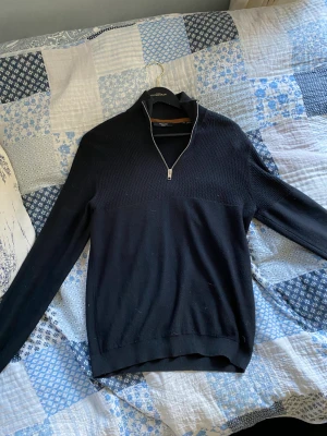 Halt zip  - Säljer min svarta Jack and Jones half zip. Tröjan är inte min stil och därför säljer jag den 