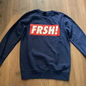 Mörkblå långärmad tröja med tryck från FSBN! Bra skick🩵
