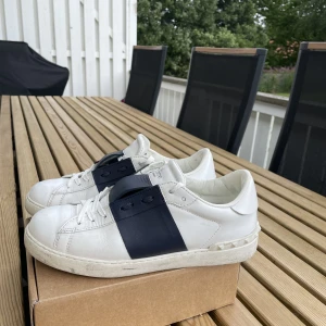 Valentino Open - Valentino Open Navy - Size: 41 fits 41,5/42 - Condition: 8,5/10 - Pris: 2900kr