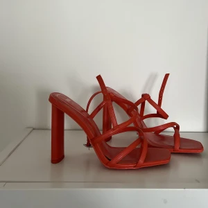 Klackskor - Orangea klackskor. Väldigt skön sko, klackhöjd cirka 10 cm. Använda en gång