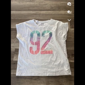 T shirt - En vit T shirt från Cubus i bra skick. Säljer pga av att den aldrig kommit till användning. 