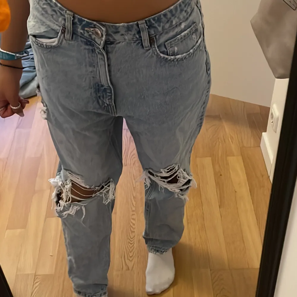 as snygga jeans från zara. de är någon storlek stor på mig så de sitter baggy och lågmidjat😍 superduper söta och definitivt en av mina favoriter i garderoben!!. Jeans & Byxor.