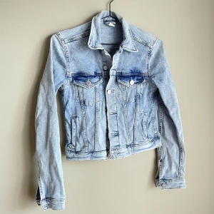 Jeansjacka - För liten på mig så har inte använt den.