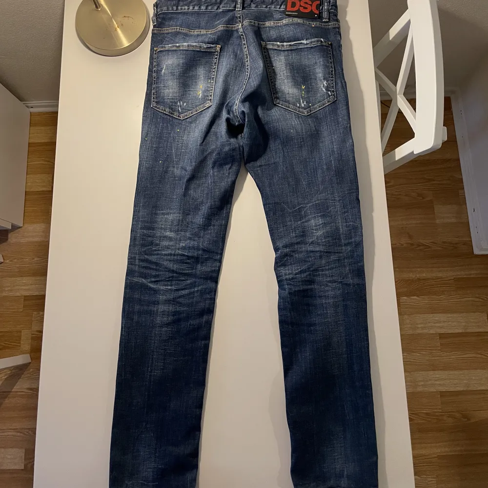 Säljer dessa äkta dsq jeans då jag tröttnat på dem. Nypris 5500kr, säljer dem för 1200kr men pris kan diskuteras. Extra knappar till jeansen ingår.. Jeans & Byxor.