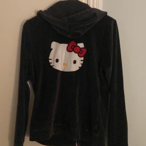 Hello Kitty hoodie i velour - Jätte gullig hello Kitty zip up i velour,har Inga fel alls och är hel. Passar nog xs/s