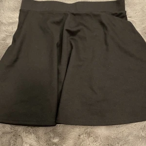 Kjol - Knappt använd