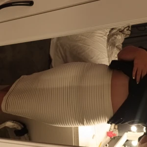 Vit långkjol - En tagt och fin kol. Passa bra på alla kropps figurer. Använt två gånger 🫶