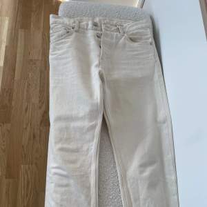 Säljer ett par kräm-vita jeans modell barrel från weekday, sitter regular-fit. Riktigt bra skick på dem.