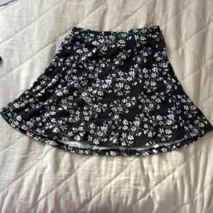 Säljer denna kjolen från Cubus i strl xs, men midjan är stretchiga så passar även S. Används inte längre, men är fortfarande fin.  Köpare står för frakt!