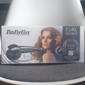 Babyliss paris locktång - Babyliss locktång C900E. Änvände bara denna ett par ggr så den är som ny! Fungerar jättebra, den är väldigt lätt att använda, instruktionsbok finns också i lådan. 🤍