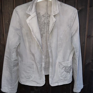 Vintage jacka - En super cool jacka, använts en del men fortfarande i jätte fint skick ( inga defekter ) vid frågor kontakta mig och priset går att diskutera🤍