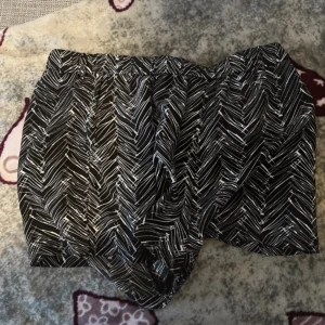 Shorts  - Svart randiga shorts som är tunna och i bra skick.