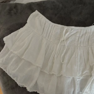 Kjol - Säljer denna fina kjol med broderier från Pull and Bear. Storlek M. Sparsamt använd.