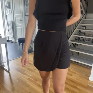 Byx-kjol från zara  - Snygg byxkjol från zara aldrig använd 
