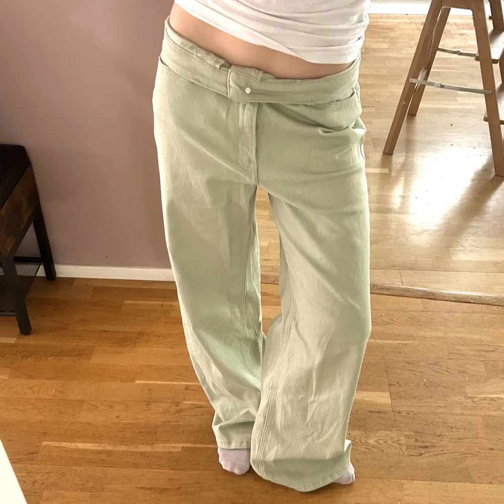 Riktigt snygga gröna jeans från hm. Passar oversized på mig som normalt har 36 i storlek. Bra skick! Innerbenslängd 75. Midjemått ca 72. Färgen kommer inte fram på bilderna så bra men det är verkligen ”sage green”.. Jeans & Byxor.