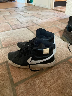 Nike skor - Snygga Nike skor. Säljer för att dom e för små. Ganska slitna 