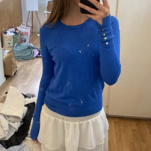 Blå tröja zara - Jättefin marinblå långärmad tröja från zara med detaljer ”guldknappar” längst ut på armen. Köptes 2021 och knappt använd. Kontakta mig vid intresse💕