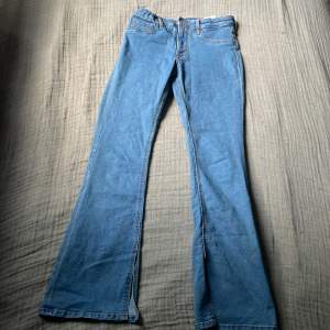 Jag säljer mina bootcut jeans från h&m då de inte kommer till användning, i den modellen på jeansen är dem uppskurna vid ankeln❤️skriv för fler bilder