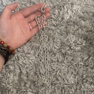 Kedja - En kedja som man tex kan sätta på jeans eller ba ha som ett halsband🙈🙈. ❌ tryck ej på köp nu❌