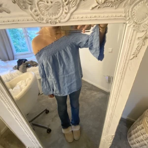 Blå tröja - Supersnygg blå off-shoulder tröja!!😍👌