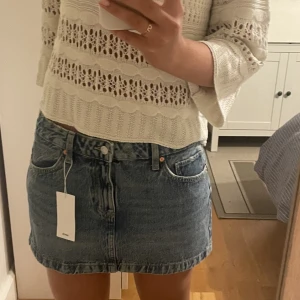 Jeans kjol - Jag säljer denna super fina jeanskjolen då den tyvärr är lite förstor. Jag köpte den från zalando men märket är mango. Den är helt oanvänd och lappen är kvar. Jag är 166cm och brukar ha S. Om ni undrar någon kan ni skriva privat.💕