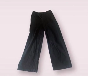 Svarta baggy jeans - Jag säljer mina svarta baggy jeans som jag aldrig har använt då de är för stora för mig vid midjan! Dessa jeans är oerhört fina och bekväma!❤️❤️