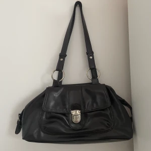 Handväska  - Så fin vintage handväska i fint skick förutom väldigt små slitage längst ner på ”undersidan” Använd gärna köp nu