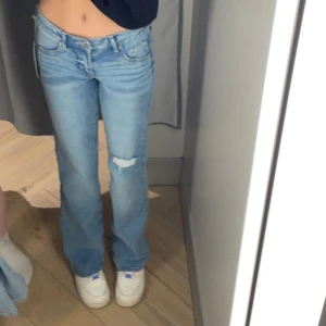 Jeans - Low waist jeans från h&m. Som nyskick. Storlek 36, stretchiga, petite. Väldigt tunnt material så inget vanligt jeanstyg. Finns inga framfickor