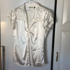Jewel Tara blus - Creme Jewel Tara blus med pärm brodyr strl M(liten i strl) Nerpackad 