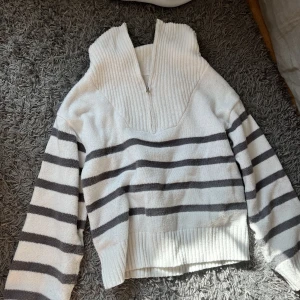 Stickad tröja  - Jättefin stickad tröja i bra skick. Storlek s  Pris 180kr