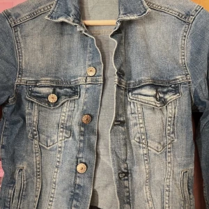 Jeansjacka  - Jeansjacka som är i bra skick.