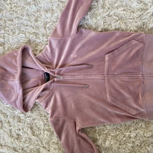 Juicy couture tröja - Jag säljer min fina juicy couture tröja/kofta eftersom att jag vill ha en annan färg, varsamt använd och tvättad endast 1 gång. Storlek S passar mig som är barnstorlek 164 och även xs💓 Köpt för 1300kr på raglady, priset är förhandlingsbart! 