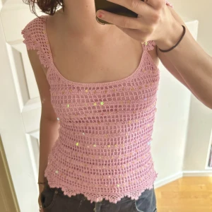 Glittrigt virkat rosa linne - Superfint rosa linne. Köpt vintage. Aldrig andvänt av mig. Harinvirkade paljetter i och passar perfekt nu till sommaren. Märket är warehouse. Storlek m men passar även bra på mig som har s vanligtvis