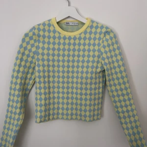 Zara tröja - Supersöt tröja från zara i kortare modell Storlek S