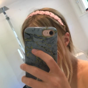 Virkat hårband  - Säljer detta rosa virkade hårband i blommor som jag själv har gjort, storleken är justerbar💕