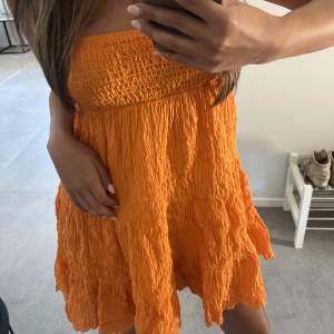 Säljer min superfina klänning från Zara! En otroligt fin orange färg som passar perfekt nu till sommaren när man är lite brunare! Knappt använd🤌🏽