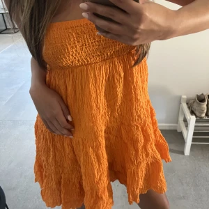 Klänning - Säljer min superfina klänning från Zara! En otroligt fin orange färg som passar perfekt nu till sommaren när man är lite brunare! Knappt använd🤌🏽