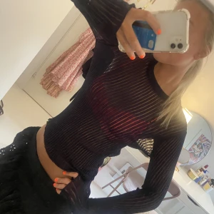 Topp - Säljer denna fina topp som är marinblå och är enkel att klä upp