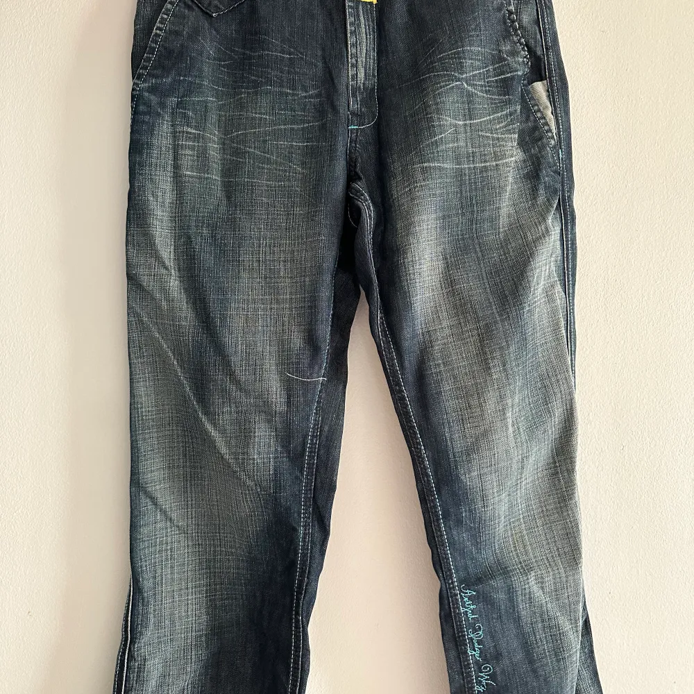 Artful lodgy jeans från deras 2000s kollektion! Bra skick inga synliga håll eller märken!  Midja: 32. Jeans & Byxor.