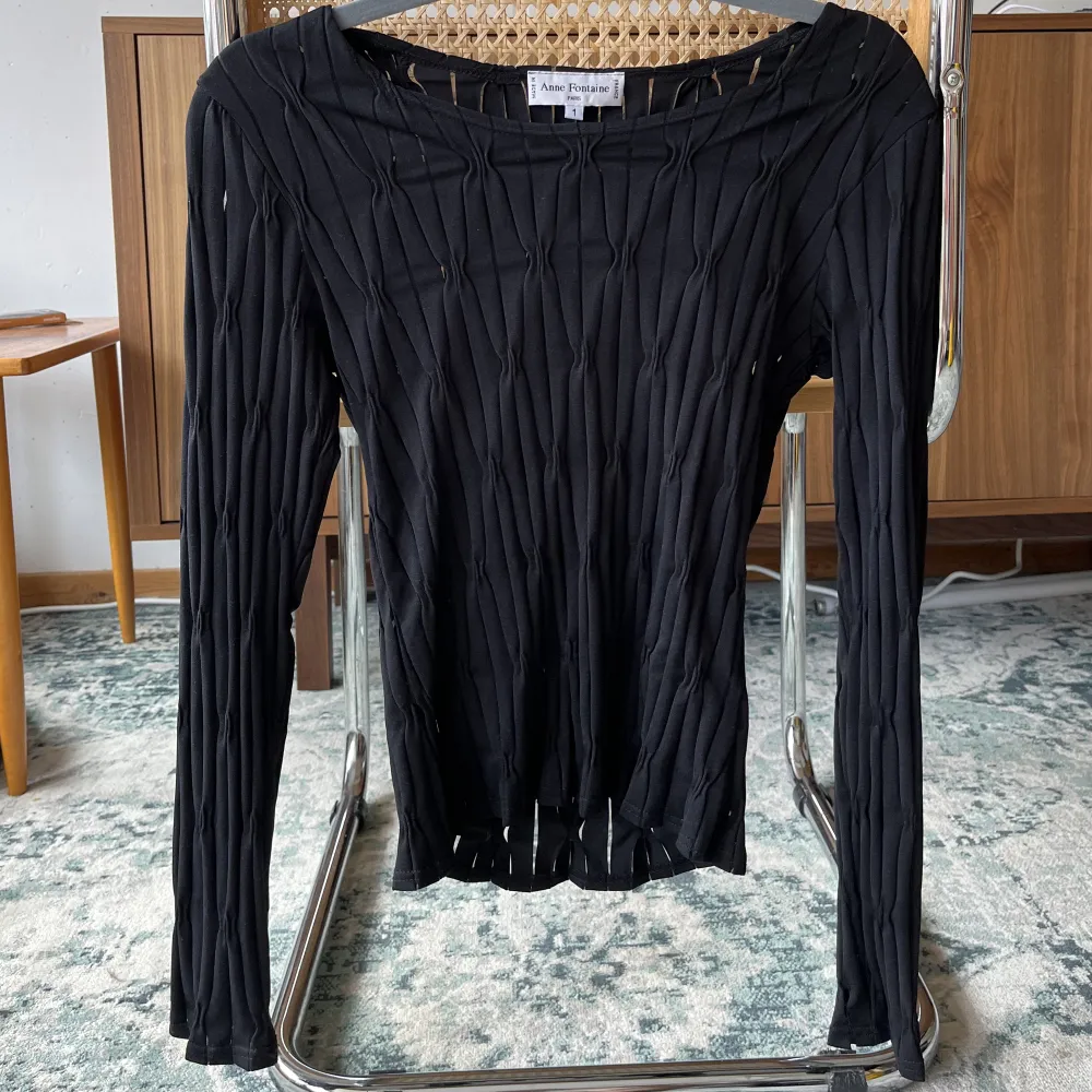 Superfin tröja från Anne Fontaine, köpt secondhand, köparen står för frakten 66kr . Toppar.
