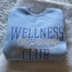 Sweatshirt  - Den här sweatshirten har legat i min garderob i 2 år och inte kommit till användning. Den är i storlek M men den är oversize.